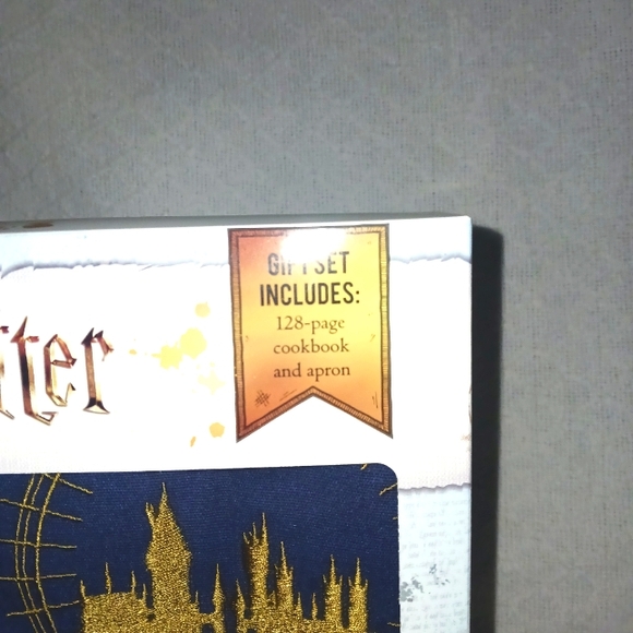 Wizarding World Harry Potter Gift Set Edition Christmas Cookbook and Apron - Picture 2 of 7